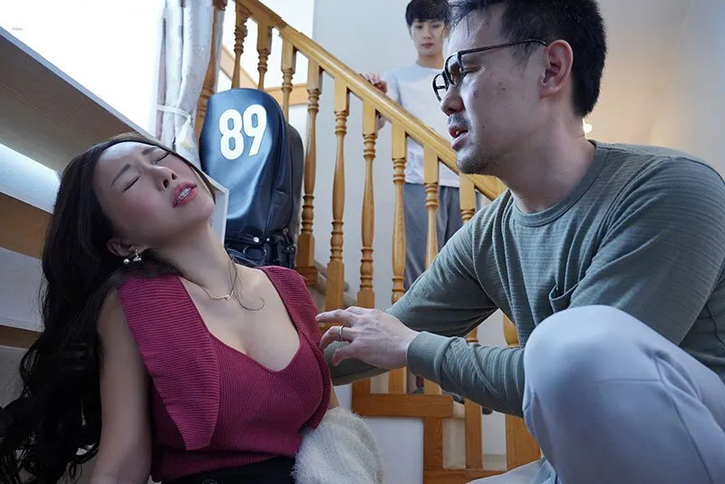 Thấy thư ký ngon, sếp chuốc thuốc mê địt rồi quay phim lại tống tình